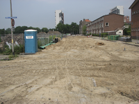 907611 Gezicht over de Troelstralaan te Utrecht, die opgebroken is voor herinrichting, ter hoogte van de Samuel van ...